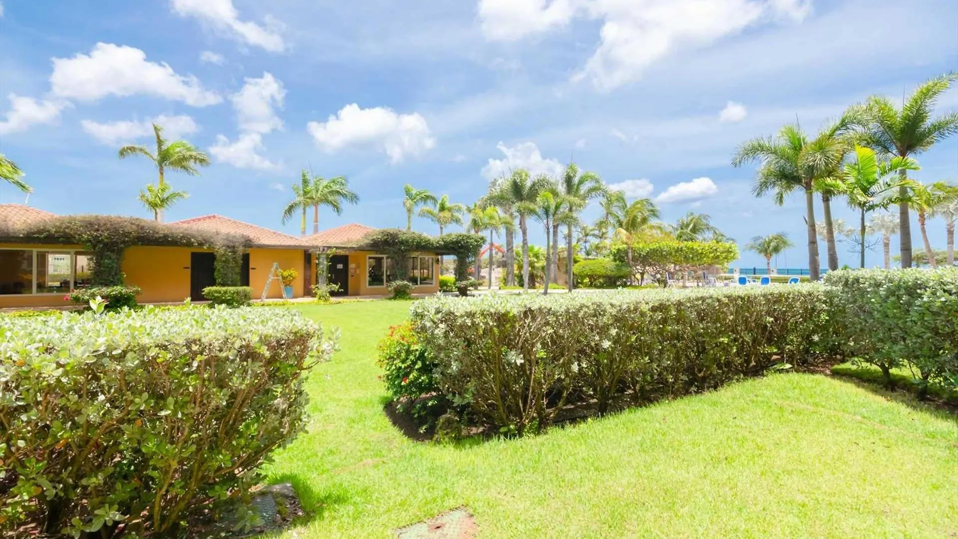 Beachfront - Garden Delight 3Br Condo - E125 Palm Beach 0*,