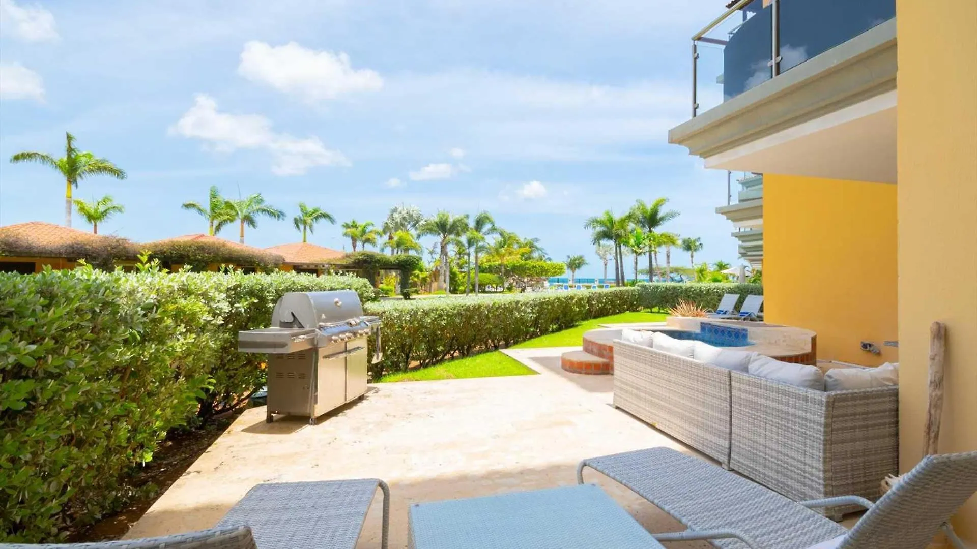 Beachfront - Garden Delight 3Br Condo - E125 Palm Beach Holiday home