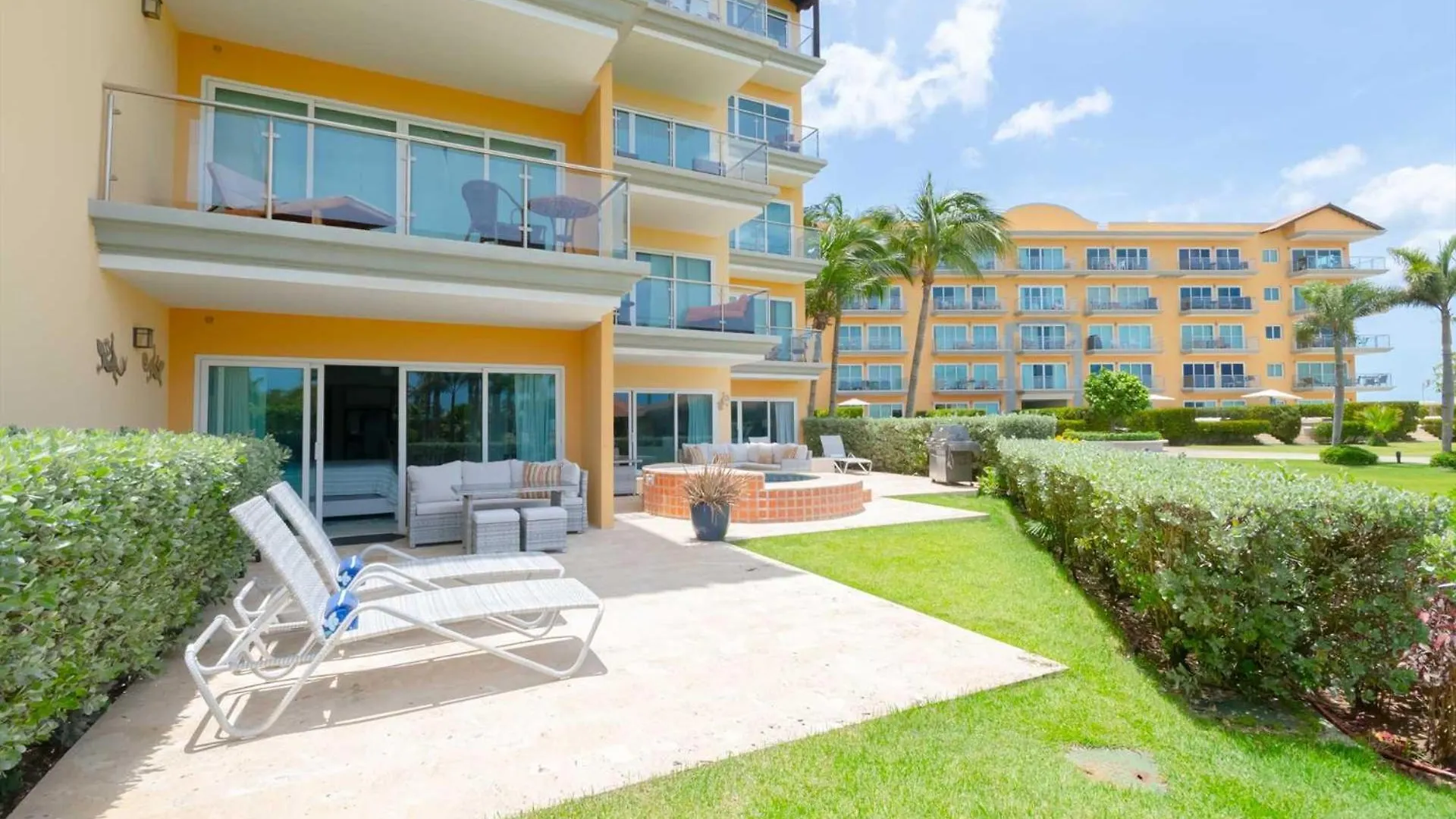 Beachfront - Garden Delight 3Br Condo - E125 Palm Beach